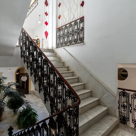 Aoa Family Cathedral * إشبيلية